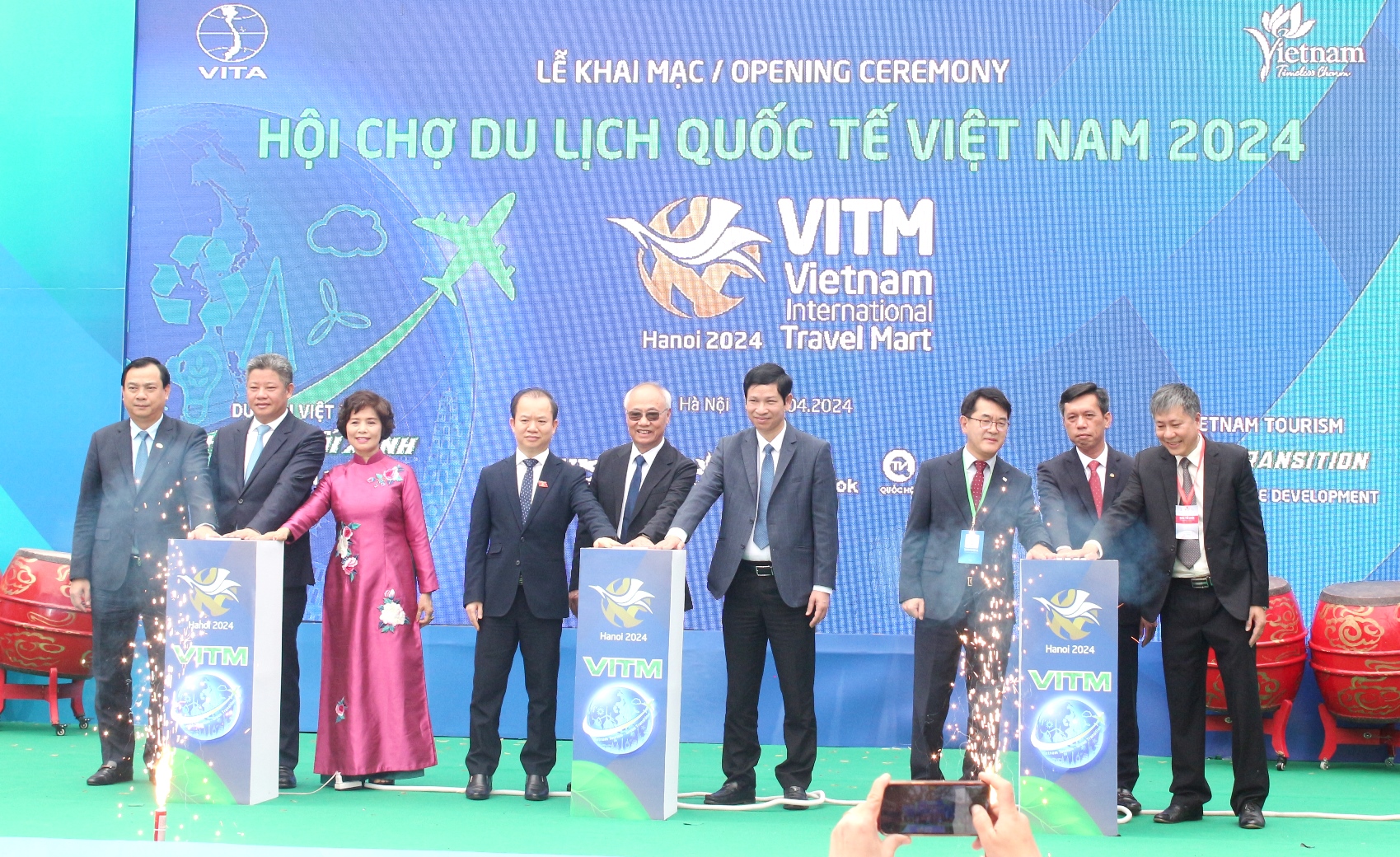 Thứ trưởng Bộ Văn hóa, Thể thao và Du lịch Hồ An Phong cùng các đại biểu ấn nút Khai mạc Hội chợ